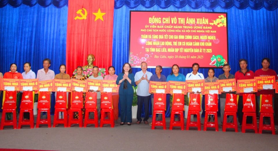 Phó Chủ tịch nước thăm và tặng quà Tết tại Bạc Liêu Phó Chủ tịch nước thăm và tặng quà Tết tại Bạc Liêu