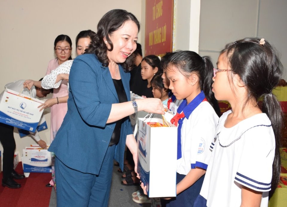 Phó Chủ tịch nước thăm và tặng quà Tết tại Bạc Liêu Phó Chủ tịch nước trao tặng quà cho các em học sinh có hoàn cảnh khó khăn. Ảnh Báo Bạc Liêu
