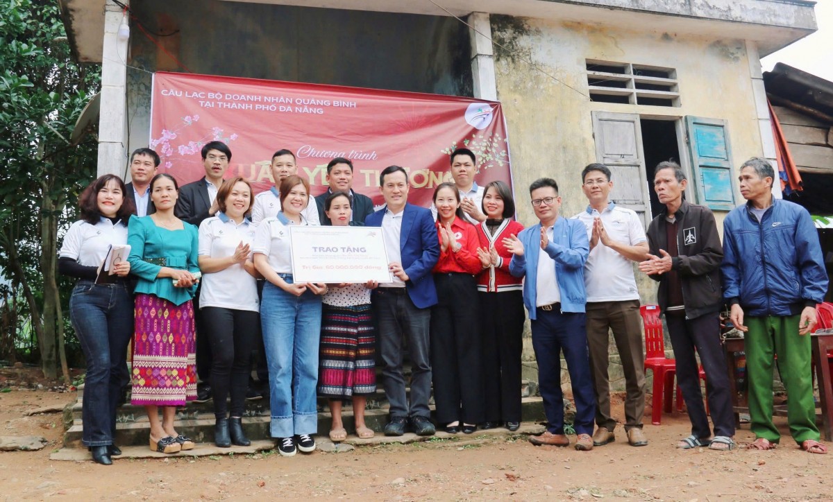 undefined Ảnh 1: CLB Doanh nhân Quảng Bình tại Đà Nẵng trao tặng 60 triệu đồng xây dựng Nhà tình thương tại Bản Khe Ngát (huyện Bố Trạch). Ảnh: THANH TÌNH