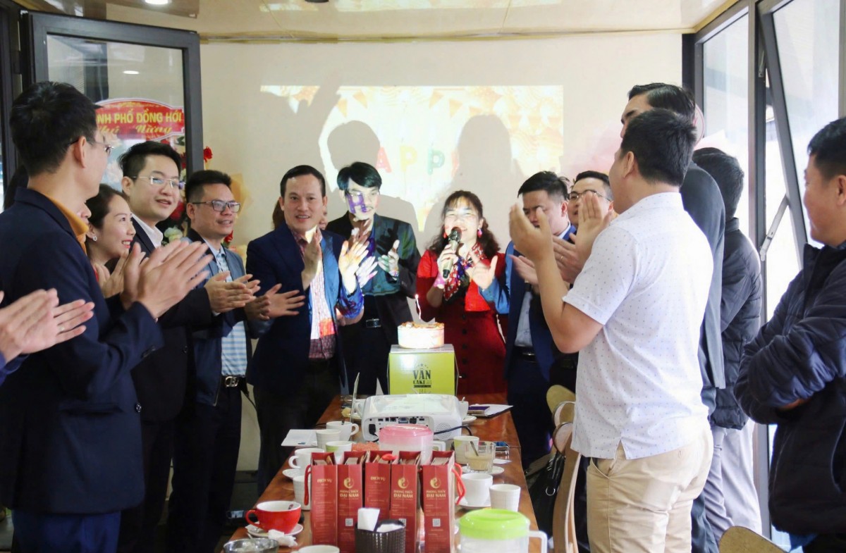 undefined Ảnh 3: CLB Doanh nhân Quảng Bình tại Đà Nẵng phối hợp Hội Doanh nhân trẻ tỉnh Quảng Bình tổ chức buổi cà phê kết nối doanh nhân. Ảnh: THANH TÌNH