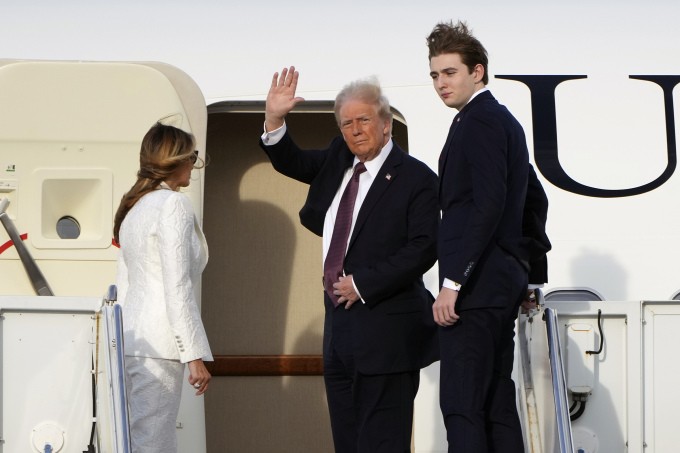 Tổng thống đắc cử Trump (giữa) rời Florida bằng chuyên cơ chính phủ ngày 18/1. Ảnh: Time Tổng thống đắc cử Trump (giữa) rời Florida bằng chuyên cơ chính phủ ngày 18/1. Ảnh: Time