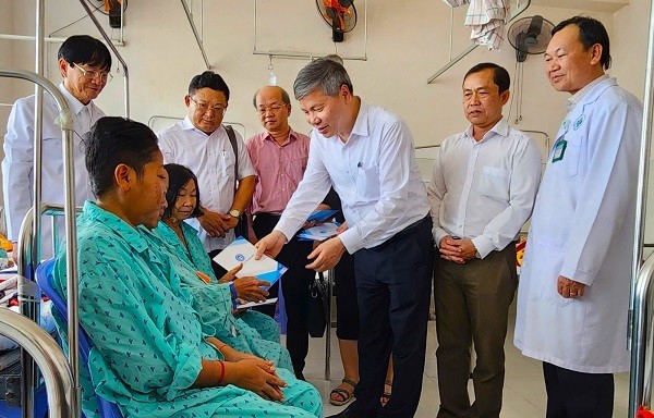 Phó Tổng Giám đốc Nguyễn Đức Hòa cùng đoàn công tác trao quà cho bệnh nhân Phó Tổng Giám đốc Nguyễn Đức Hòa cùng đoàn công tác trao quà cho bệnh nhân