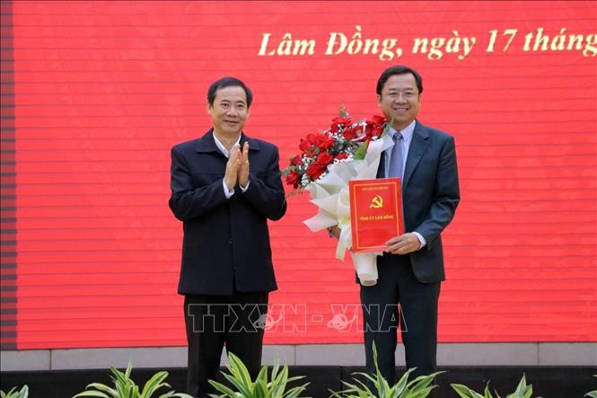 Quyền Bí thư Tỉnh ủy Lâm Đồng Nguyễn Thái Học trao Quyết định bổ nhiệm đồng chí Tôn Thiện Đồng giữ chức Tân Trưởng Ban Tuyên giáo và Dân vận Tỉnh ủy. Ảnh: TTXVN Quyền Bí thư Tỉnh ủy Lâm Đồng Nguyễn Thái Học trao Quyết định bổ nhiệm đồng chí Tôn Thiện Đồng giữ chức Tân Trưởng Ban Tuyên giáo và Dân vận Tỉnh ủy. Ảnh: TTXVN