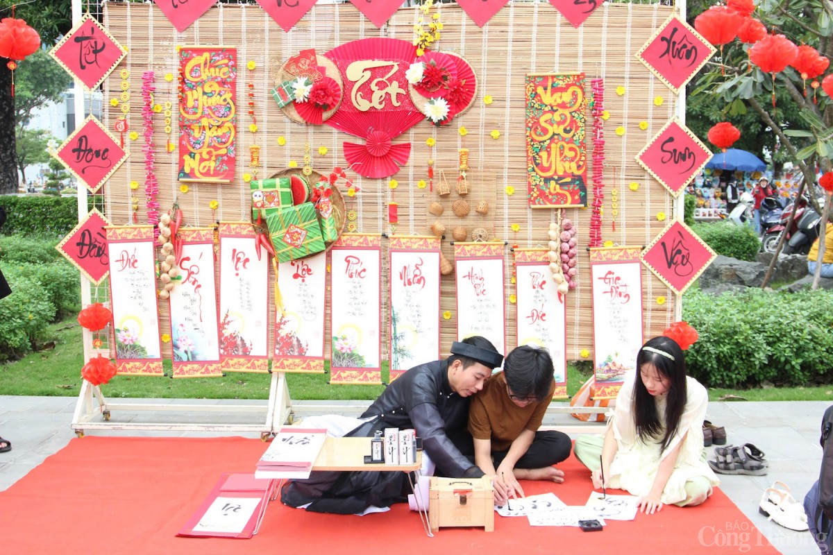 Trải nghiệm viết thư pháp ngày Tết