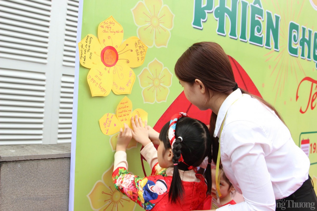 ... và dán những bông hoa mai lên bức tranh chung.