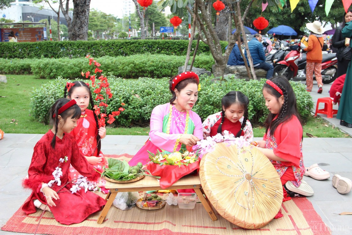 Các em nhỏ tập têm trầu cánh phượng