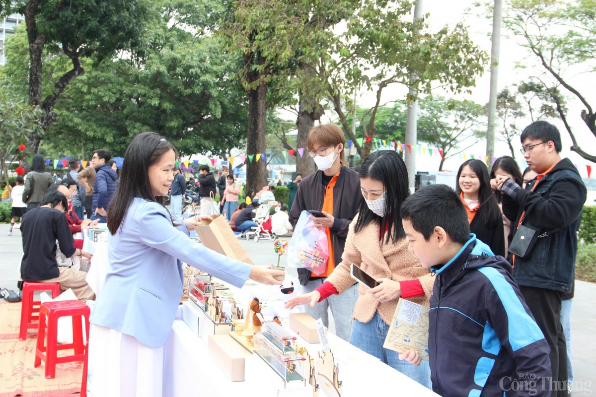Nhộn nhịp tại không gian chợ Tết truyền thống