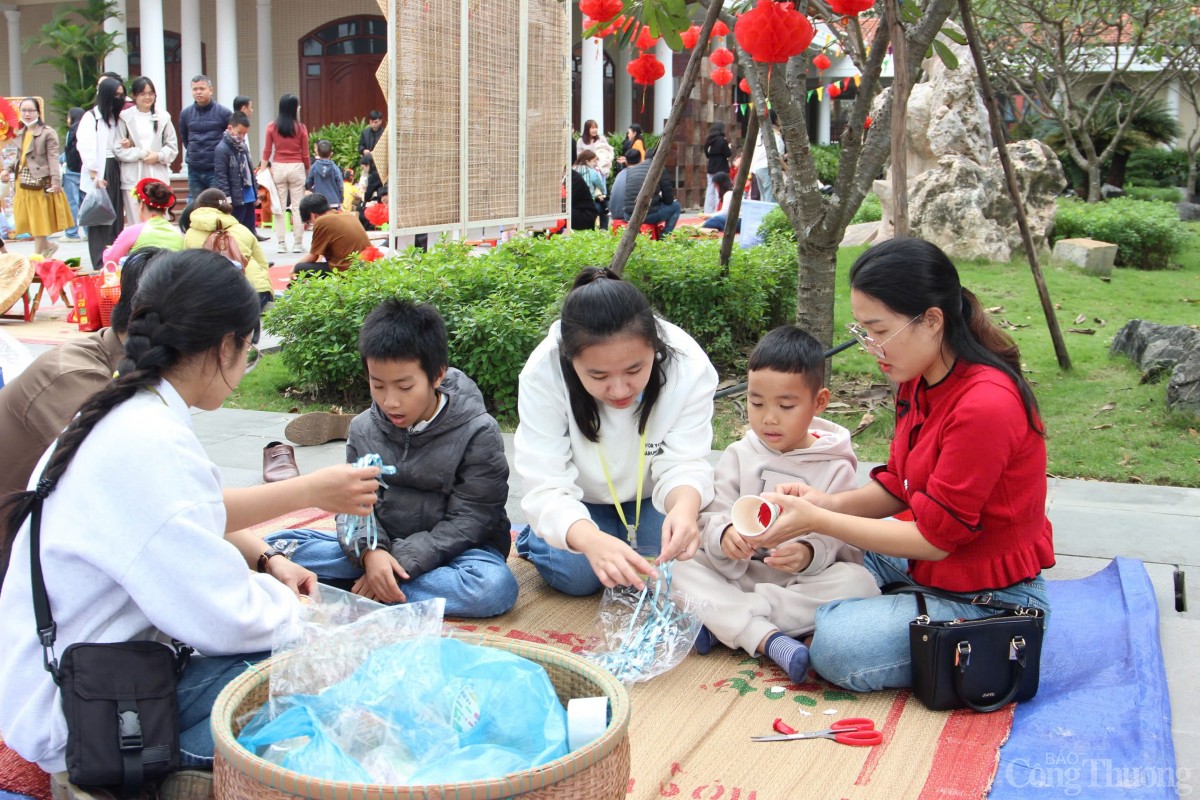 Phiên chợ ngày Tết do bảo tàng Đà Nẵng tổ chức thường niên trở thành không gian trải nghiệm bổ ích cho các em nhỏ tìm hiểu về những nét đẹp văn hóa của Tết Cổ truyền dân tộc.
