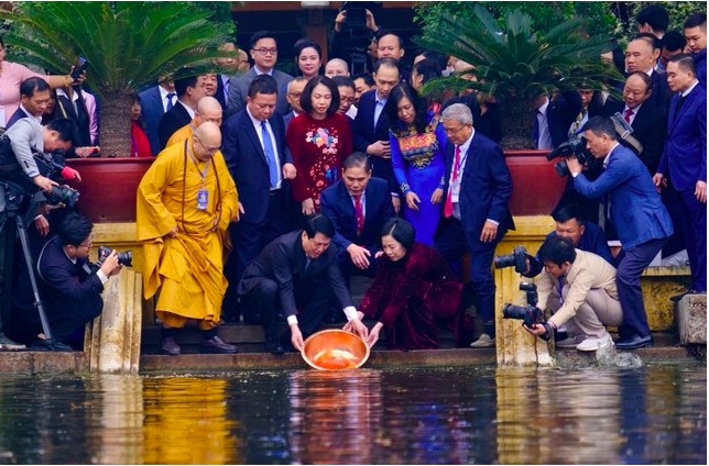 Chủ tịch nước Lương Cường và Phu nhân cùng Đoàn đại biểu kiều bào về quê đón Tết cổ truyền dân tộc, đã thực hiện nghi lễ truyền thống thả cá chép Chủ tịch nước Lương Cường và Phu nhân cùng Đoàn đại biểu kiều bào về quê đón Tết cổ truyền dân tộc, đã thực hiện nghi lễ truyền thống thả cá chép