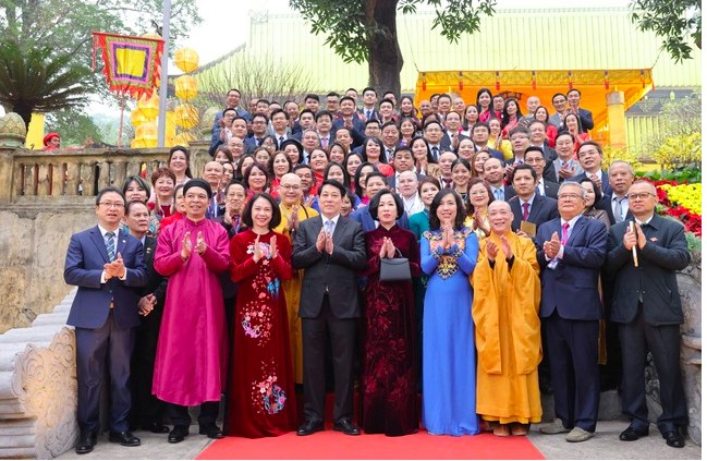 Chủ tịch nước Lương Cường và Phu nhân chụp ảnh cùng các kiều bào tại Điện Kính Thiên. (Ảnh: L.A) Chủ tịch nước Lương Cường và Phu nhân chụp ảnh cùng các kiều bào tại Điện Kính Thiên. (Ảnh: L.A)