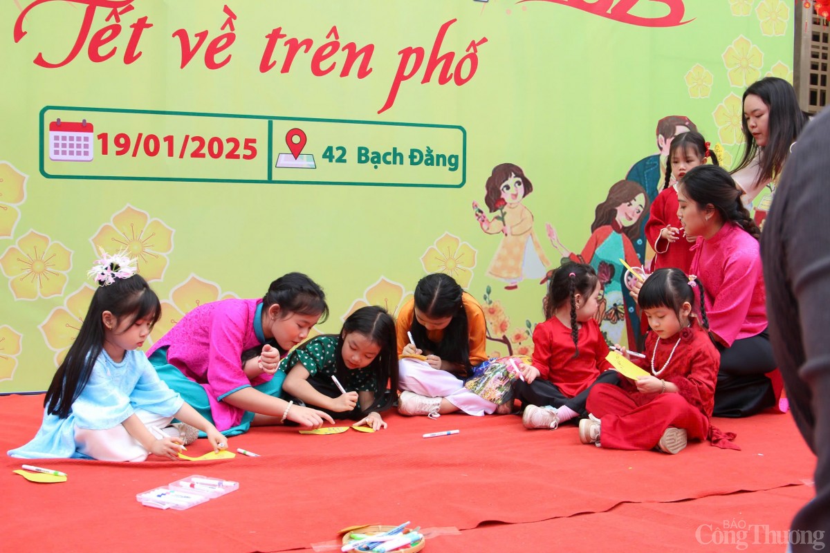 Viết lời ước nguyện cho năm mới trên các cánh hoa mai bằng giấy....