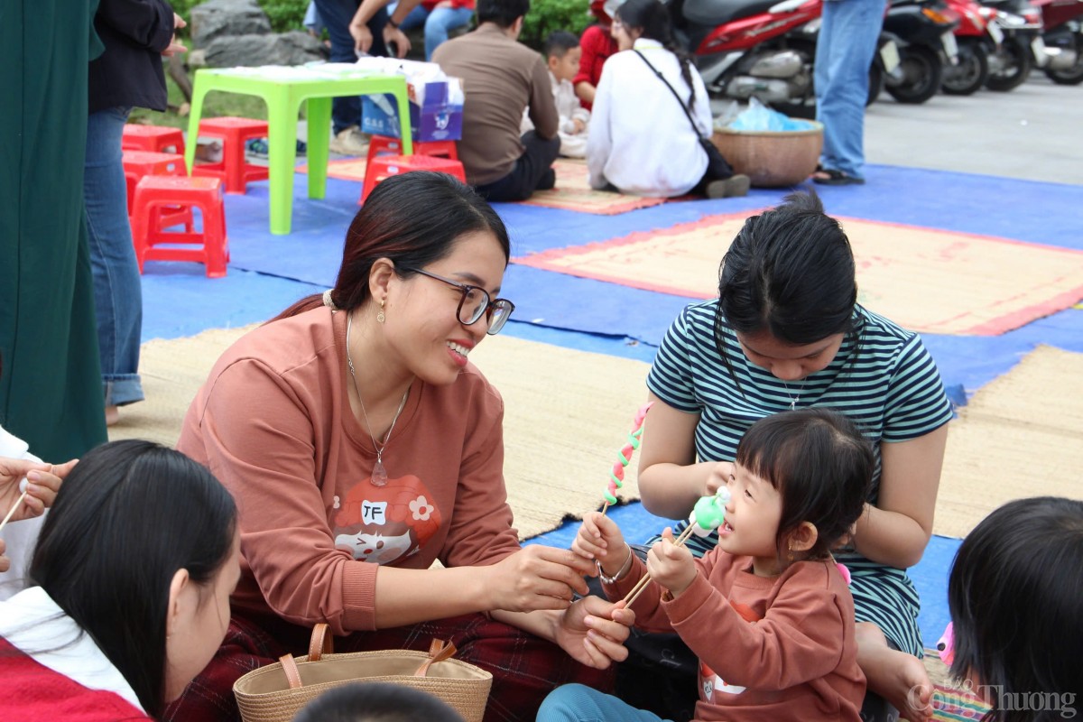 Nụ cười của em nhỏ với sản phẩm tò he đầu tay