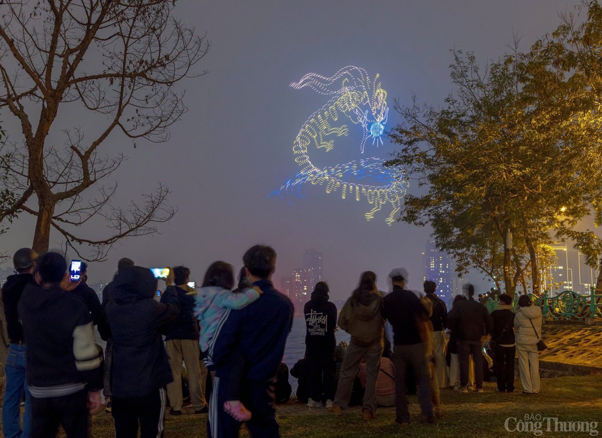 Chùm ảnh: Hòa nhạc ánh sáng - Chào năm mới 2025