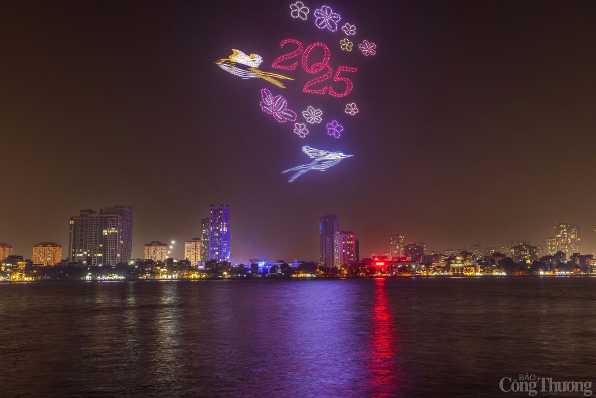 Chùm ảnh: Hòa nhạc ánh sáng - Chào năm mới 2025