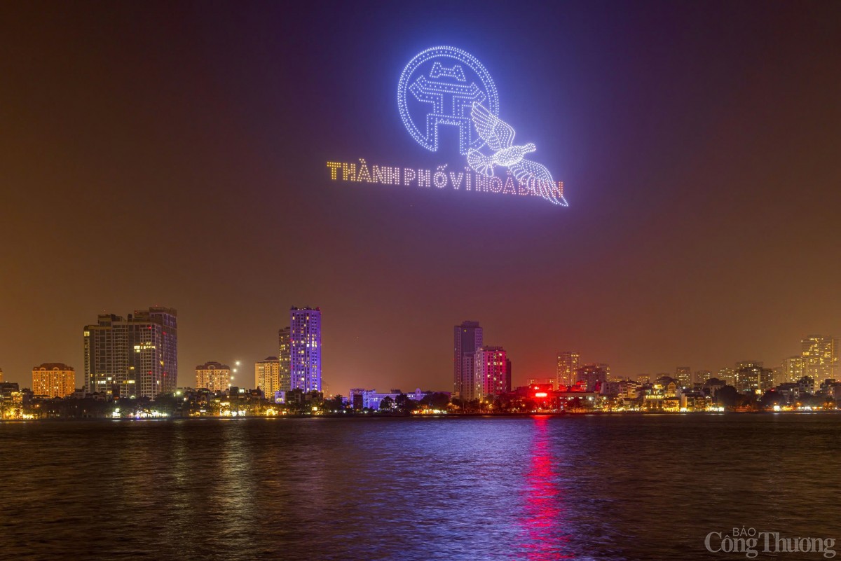 Chùm ảnh: Hòa nhạc ánh sáng - Chào năm mới 2025