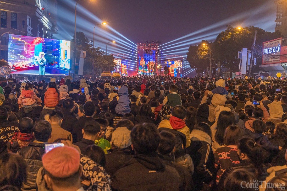 Chùm ảnh: Hòa nhạc ánh sáng - Chào năm mới 2025