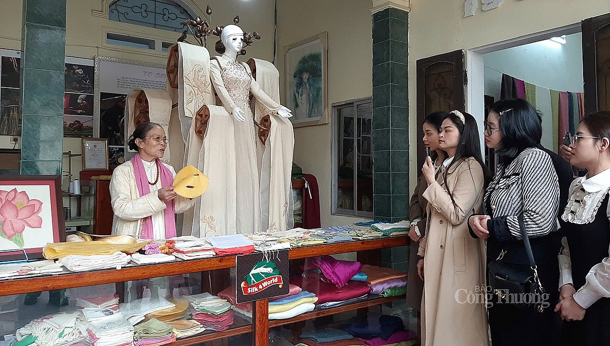 Nghệ nhân Phan Thị Thuận người “tiên phong” việc sản xuất lụa tơ sen. Ảnh Nguyễn Hạnh Nghệ nhân Phan Thị Thuận người “tiên phong” việc sản xuất lụa tơ sen. Ảnh Nguyễn Hạnh