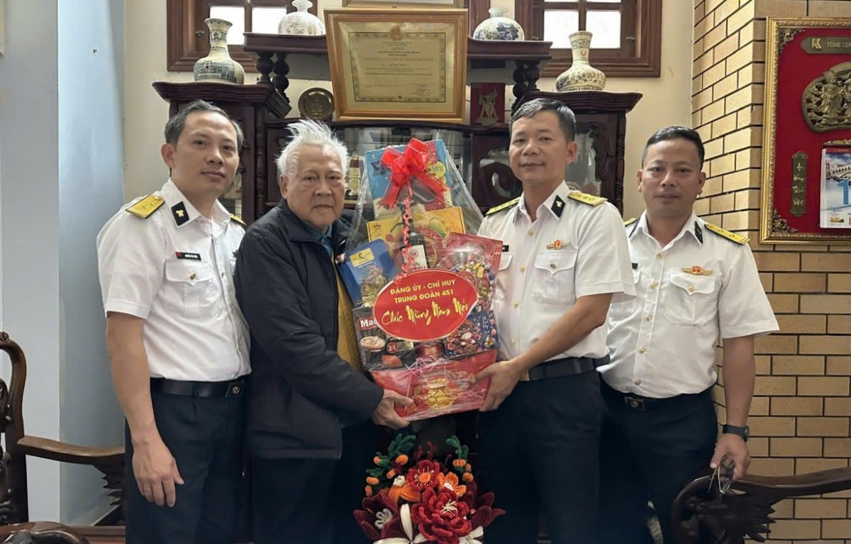 Thượng tá Phùng Văn Uẩn cùng đoàn công tác kiểm tra sẵn sàng chiến đấu, chúc Tết Trạm ra đa 560. Thượng tá Phùng Văn Uẩn cùng đoàn công tác kiểm tra sẵn sàng chiến đấu, chúc Tết Trạm ra đa 560.