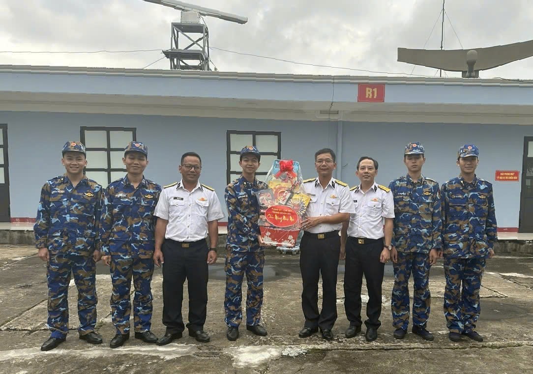 Thượng tá Phùng Văn Uẩn cùng đoàn công tác kiểm tra sẵn sàng chiến đấu, chúc Tết Trạm ra đa 560. Thượng tá Phùng Văn Uẩn cùng đoàn công tác kiểm tra sẵn sàng chiến đấu, chúc Tết Trạm ra đa 560.