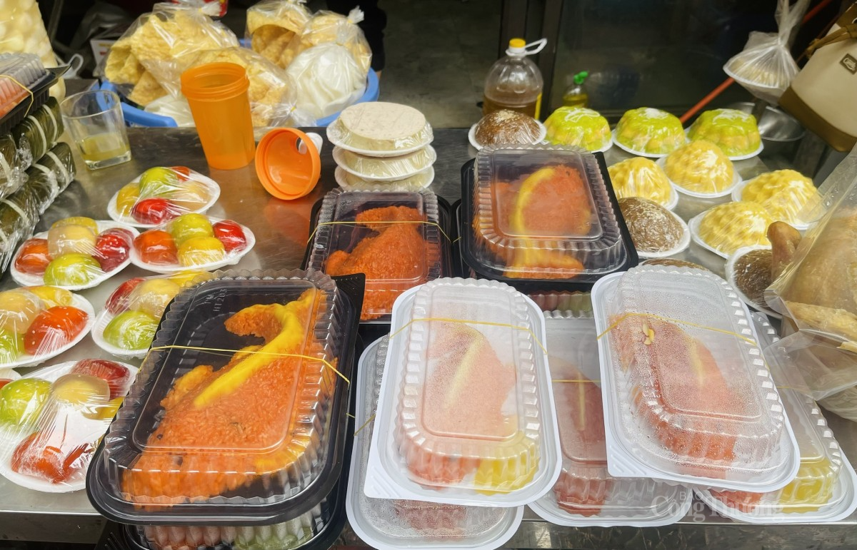 Nhiều loại thực phẩm chế biến sẵn như xôi được tạo hình cá chép rất đẹp mắt. Ảnh: Nguyễn Thanh Nhiều loại thực phẩm chế biến sẵn như xôi được tạo hình cá chép rất đẹp mắt. Ảnh: Nguyễn Thanh