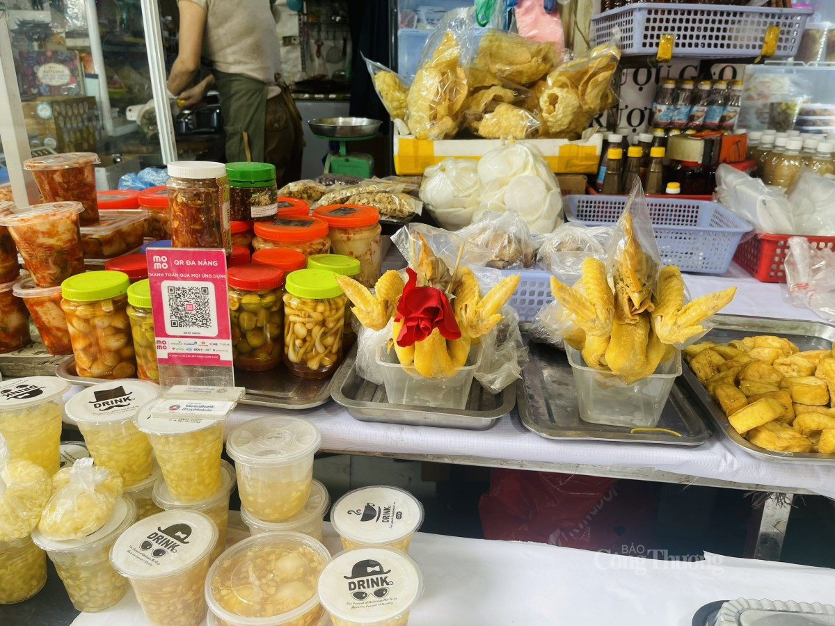 Các loại thực phẩm muối ăn kèm, gà lễ cho người tiêu dùng dễ lựa chọn. Ảnh: Nguyễn Thanh Các loại thực phẩm muối ăn kèm, gà lễ cho người tiêu dùng dễ lựa chọn. Ảnh: Nguyễn Thanh