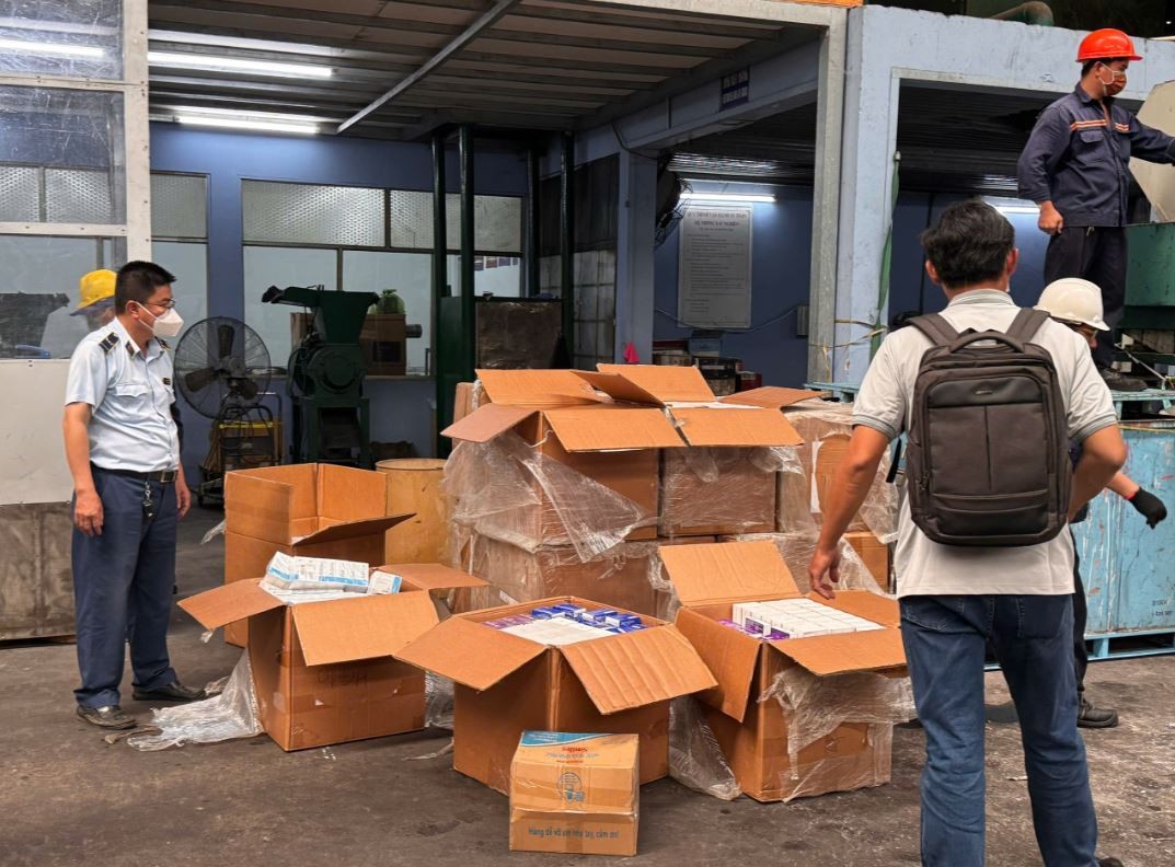 Cục Quản lý thị trường TP. Hồ Chí Minh đã tổ chức tiêu hủy hơn 6.600 chai rượu ngoại nhập lậu. Ảnh Cục Quản lý thị trường TP. Hồ Chí Minh Cục Quản lý thị trường TP. Hồ Chí Minh đã tổ chức tiêu hủy hơn 6.600 chai rượu ngoại nhập lậu. Ảnh Cục Quản lý thị trường TP. Hồ Chí Minh