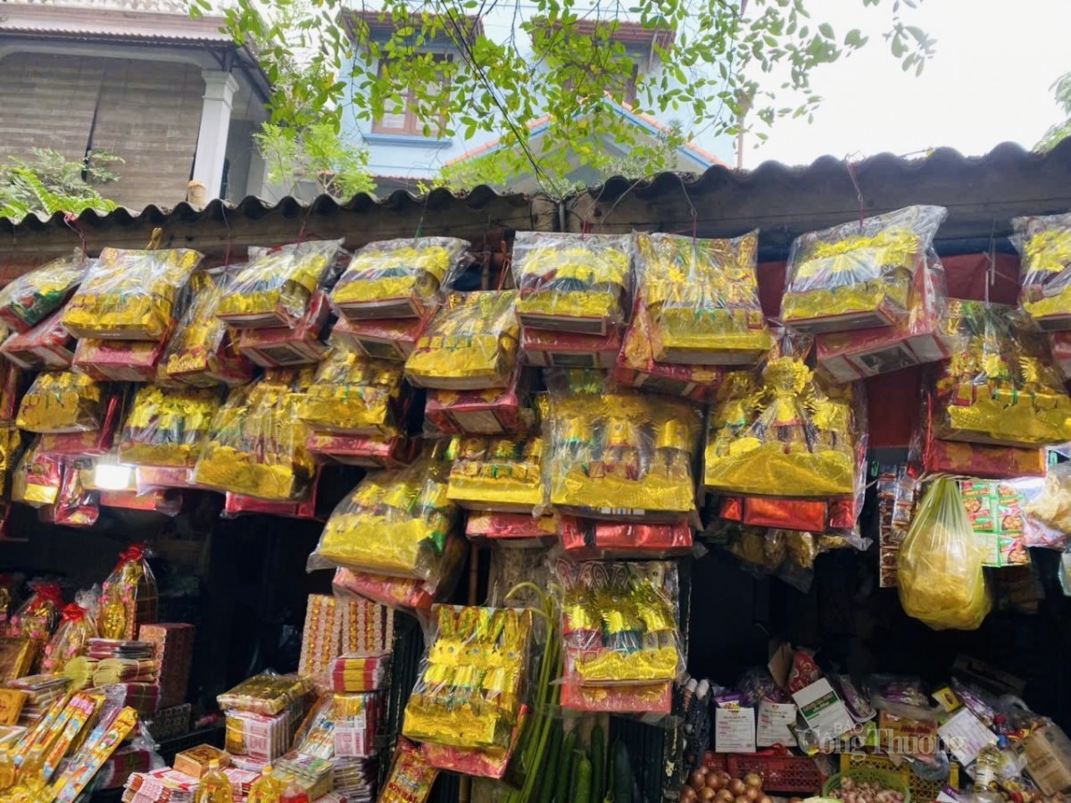 Bộ vàng mã lễ cúng ông Công ông Táo cũng rất đa dạng. Ảnh: Nguyễn Thanh Bộ vàng mã lễ cúng ông Công ông Táo cũng rất đa dạng. Ảnh: Nguyễn Thanh