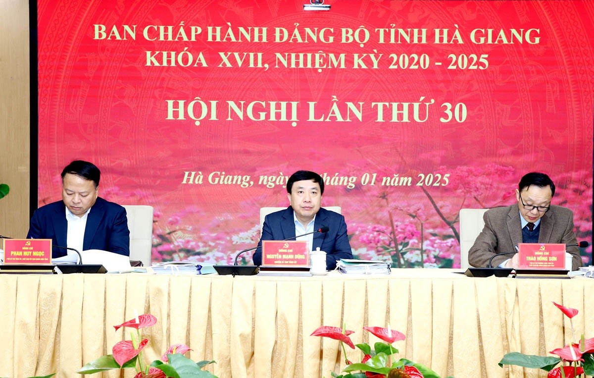 Các đồng chí Thường trực Tỉnh ủy chủ trì hội nghị. Các đồng chí Thường trực Tỉnh ủy chủ trì hội nghị.