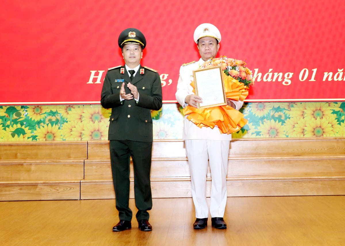 Thứ trưởng Bộ Công an Đặng Hồng Đức trao Quyết định của Bộ Công an cho Giám đốc Công an tỉnh Nguyễn Đức Thuận. Thứ trưởng Bộ Công an Đặng Hồng Đức trao Quyết định của Bộ Công an cho Giám đốc Công an tỉnh Nguyễn Đức Thuận.