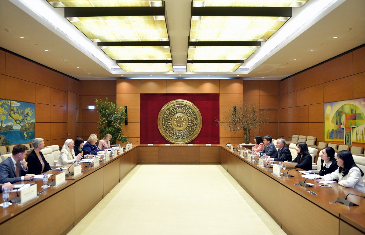 Đoàn đại biểu Quốc hội Việt Nam do Phó Chủ nhiệm Ủy ban Đối ngoại Đôn Tuấn Phong và Đoàn nghị sĩ Quốc hội Na Uy do Phó Chủ nhiệm Ủy ban Gia đình và các vấn đề văn hóa, Trưởng đoàn Châu Á của Quốc hội Na Uy Aslaug Sem-Jacobsen làm Trưởng đoàn đã đồng chủ trì cuộc hội đàm, trao đổi về các vấn đề hai bên cùng quan tâm. Đoàn đại biểu Quốc hội Việt Nam do Phó Chủ nhiệm Ủy ban Đối ngoại Đôn Tuấn Phong và Đoàn nghị sĩ Quốc hội Na Uy do Phó Chủ nhiệm Ủy ban Gia đình và các vấn đề văn hóa, Trưởng đoàn Châu Á của Quốc hội Na Uy Aslaug Sem-Jacobsen làm Trưởng đoàn đã đồng chủ trì cuộc hội đàm, trao đổi về các vấn đề hai bên cùng quan tâm.