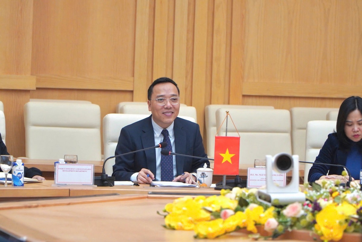 Thứ trưởng hoan nghênh sự quan tâm của các nhà đầu tư Na Uy trong việc tìm kiếm cơ hội hợp tác tại Việt Nam, nhất là trong lĩnh vực kinh tế xanh và kinh tế tuần hoàn. Đây cũng là một trong những chủ để chính của buổi gặp mà hai bên cùng quan tâm.