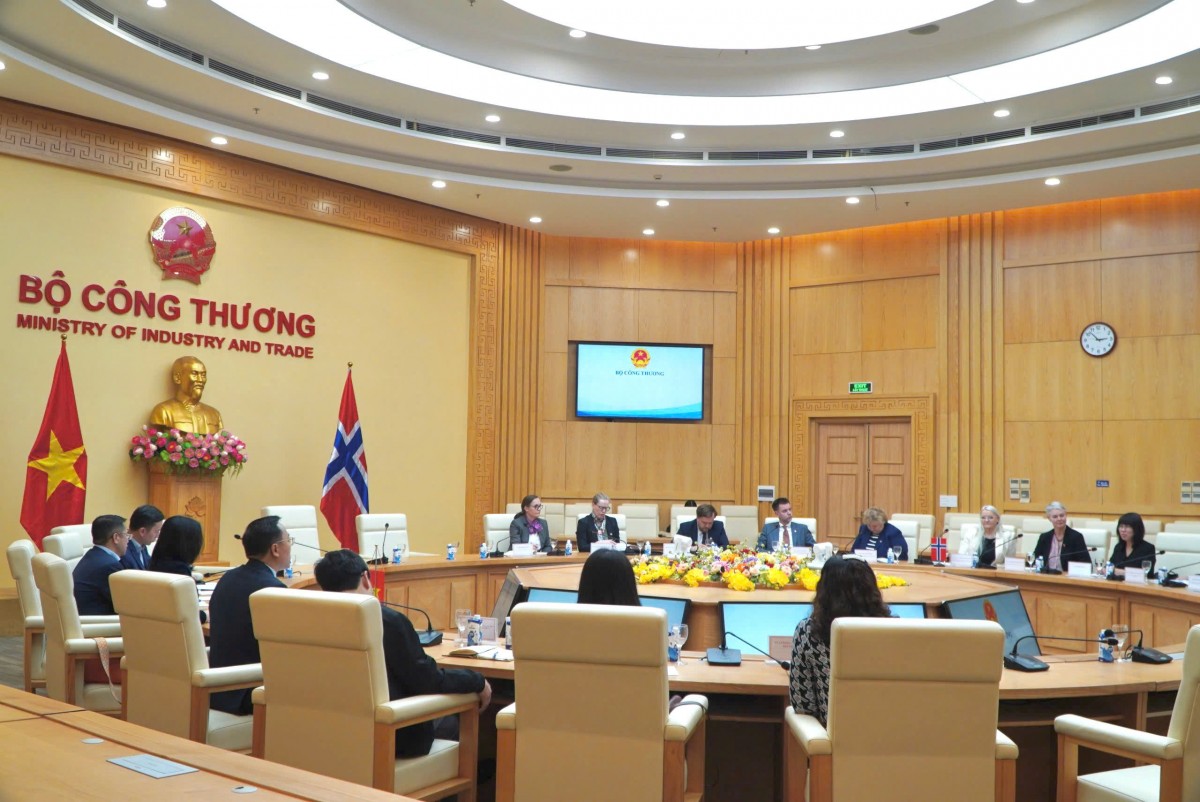 Hai bên đã trao đổi về các cơ hội thương mại và đầu tư song phương, trong đó tập trung vào các lĩnh vực kinh tế xanh và kinh tế tuần hoàn. 