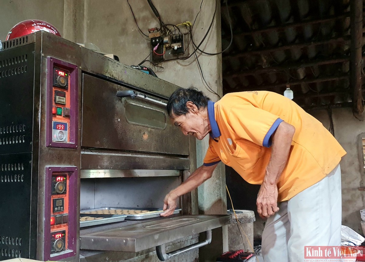 Ông Cầm điều chỉnh nhiệt độ để nướng bánh