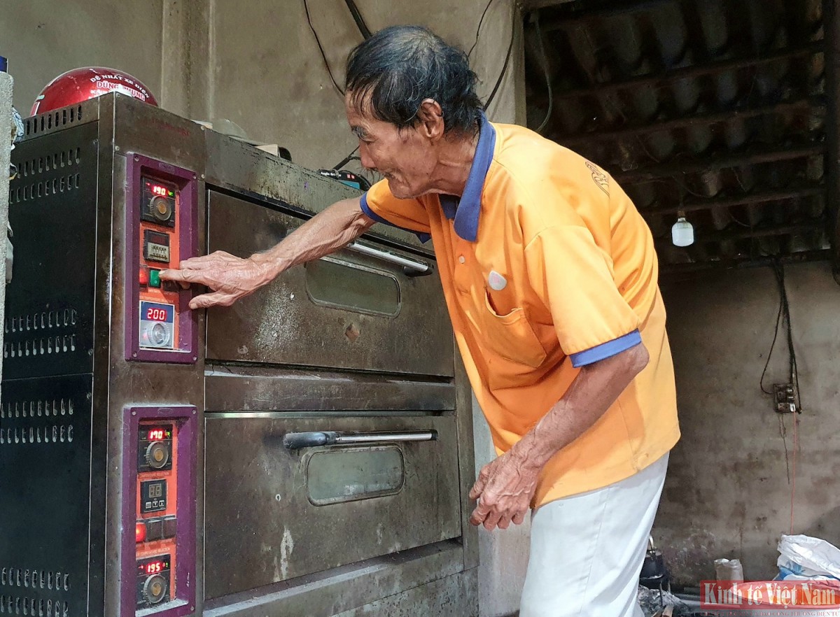 Ông Cầm điều chỉnh nhiệt độ để nướng bánh. Nhiệt độ đủ để đưa bánh vào máy nướng là 195 - 200 độ C, tùy bánh dày hay mỏng mà thời gian chín dao động từ 5 - 10 phút và tự động ngắt điện khi bánh chín