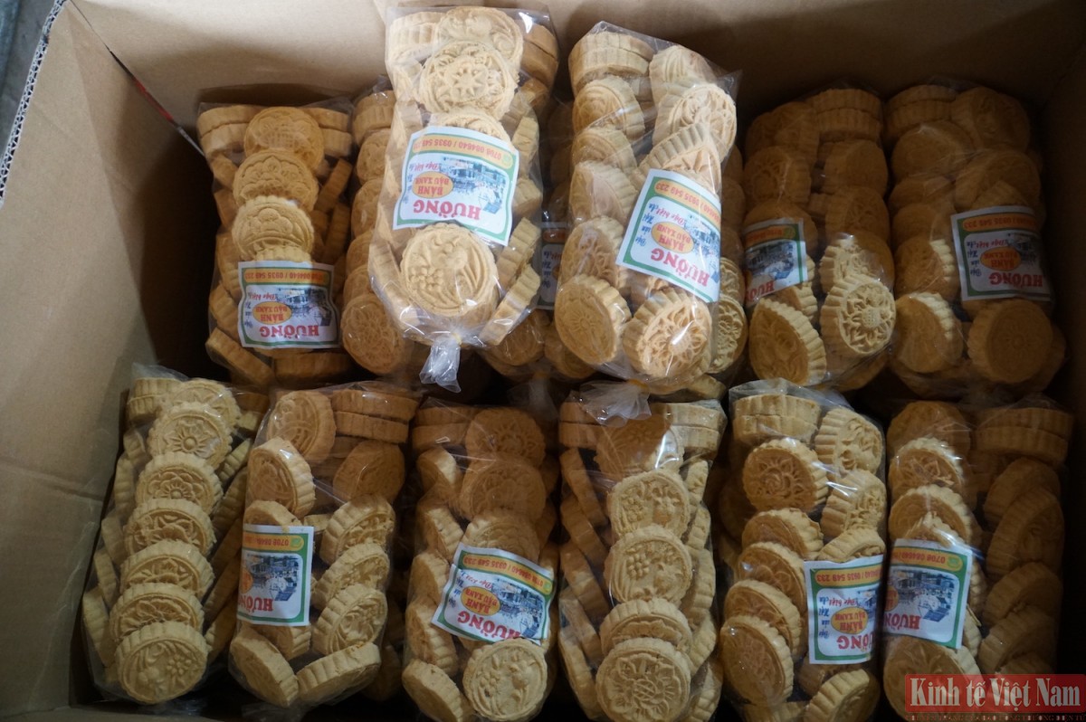 Các thùng bánh in sẵn sàng giao cho khách hàng.