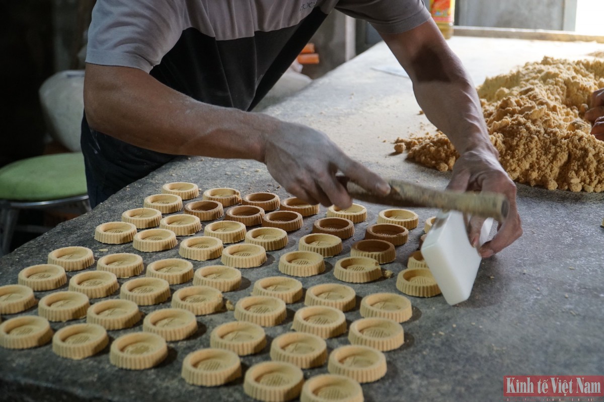 Lên khuôn cho bánh