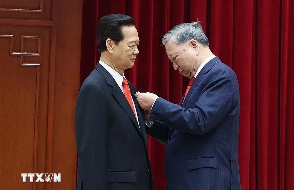 Tổng Bí thư Tô Lâm trao Huân chương Sao vàng Tổng Bí thư Tô Lâm trao Huân chương Sao vàng