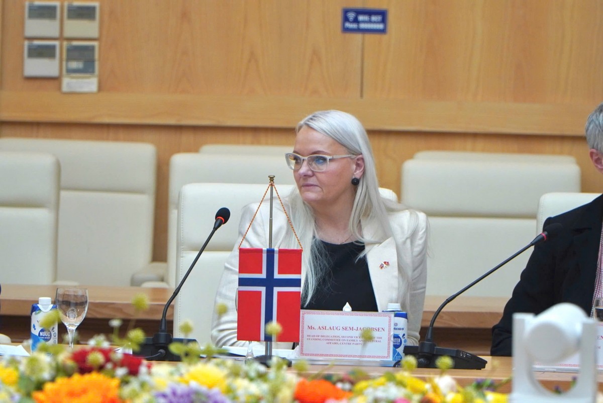 Bên cạnh đó, Thứ trưởng và Bà Aslaug Sem-Jacobsen cũng đã trao đổi về tiến trình đàm phán Hiệp định Thương mại Tự do giữa Việt Nam và Khối Thương mại Tự do châu Âu (EFTA). Thứ trưởng Nguyễn Hoàng Long khẳng định Việt Nam mong muốn sớm kết thúc đàm phán để tăng cường thương mại và đầu tư với các nước EFTA, trong đó có Na Uy.