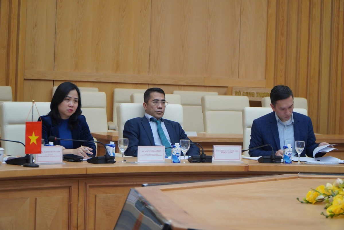 Bộ Công Thương được giao làm đơn vị đầu mối triển khai các cam kết quốc tế về chuyển đổi năng lượng JETP cùng nhóm các nước G7. Bộ đã thành lập các Nhóm công tác kỹ thuật tập trung vào các nội dung ưu tiên hỗ trợ theo tiêu chí JETP, bao gồm: phát triển điện gió ngoài khơi, điện mặt trời, lưới điện truyền tải, pin lưu trữ, năng lượng thủy điện tích năng, sử dụng năng lượng tiết kiệm và hiệu quả, tính linh hoạt của điện than và chuyển đổi nhà máy nhiệt điện than.