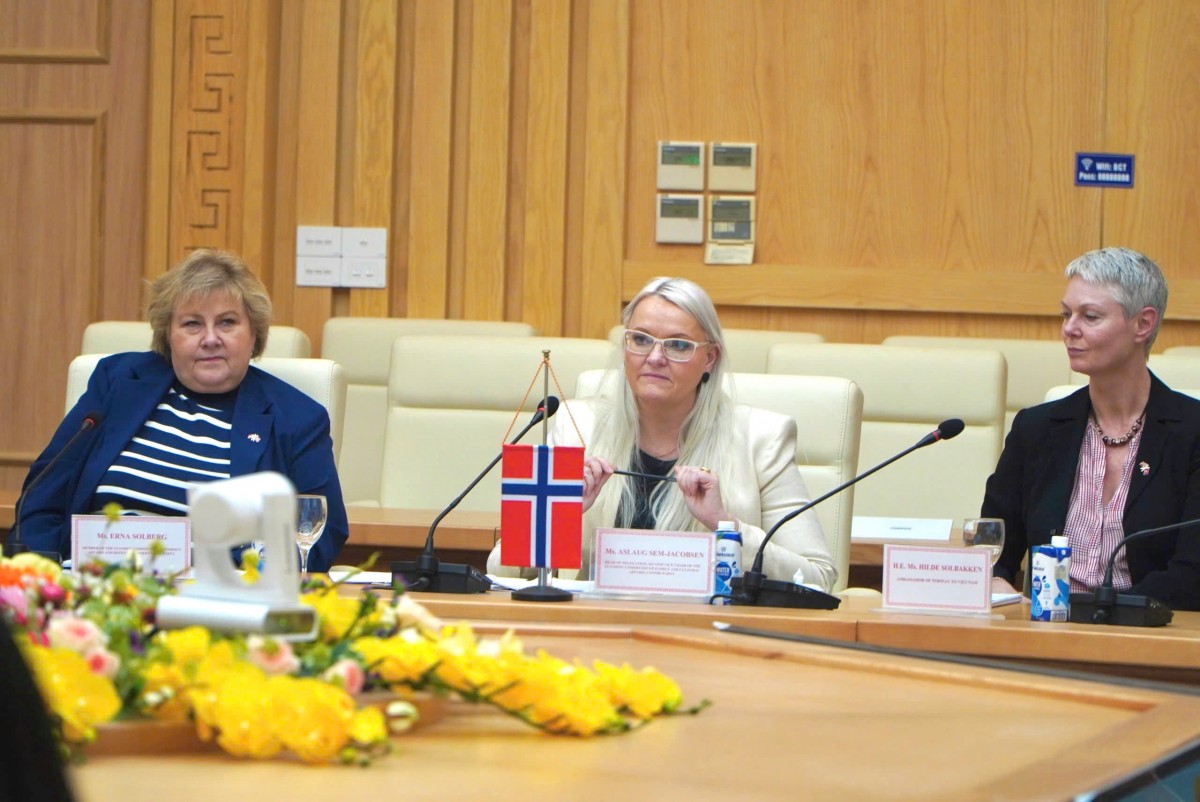 Bà Aslaug Sem-Jacobsen bày tỏ ấn tượng trước những thành tựu phát triển kinh tế - xã hội của Việt Nam, khẳng định Na Uy sẽ tiếp tục ủng hộ Việt Nam trong quá trình chuyển đổi năng lượng công bằng và bền vững. Bà cũng cho biết, Quốc hội Na Uy sẽ tiếp tục thúc đẩy hợp tác song phương trên các lĩnh vực nhằm đẩy mạnh quan hệ hợp tác giữa hai nước.