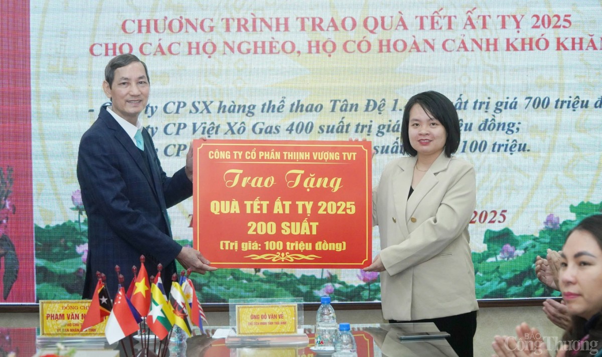 Lãnh đạo Hiệp hội Doanh nghiệp tỉnh tiếp nhận quà tết của Công ty Cổ phần Thịnh Vượng TVT. Lãnh đạo Hiệp hội Doanh nghiệp tỉnh tiếp nhận quà tết của Công ty Cổ phần Thịnh Vượng TVT.