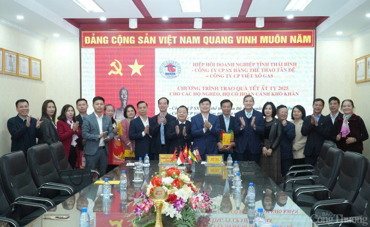 Đồng chí Phạm Văn Nghiêm, Tỉnh ủy viên, Phó Chủ tịch UBND tỉnh và lãnh đạo Hiệp hội Doanh nghiệp tỉnh, các doanh nghiệp trao quà tết cho người nghèo thông qua các đầu mối đơn vị, địa phương. Đồng chí Phạm Văn Nghiêm, Tỉnh ủy viên, Phó Chủ tịch UBND tỉnh và lãnh đạo Hiệp hội Doanh nghiệp tỉnh, các doanh nghiệp trao quà tết cho người nghèo thông qua các đầu mối đơn vị, địa phương.