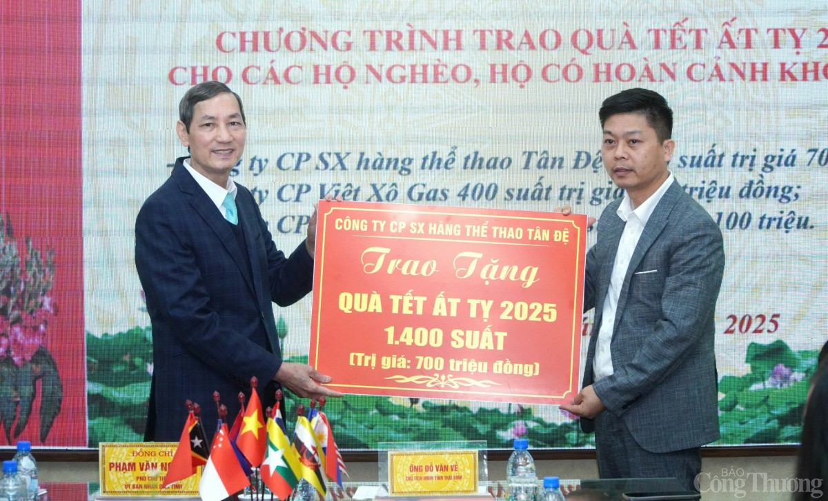 Lãnh đạo Hiệp hội Doanh nghiệp tỉnh tiếp nhận quà tết của Công ty Cổ phần Sản xuất hàng thể thao Tân Đệ. Lãnh đạo Hiệp hội Doanh nghiệp tỉnh tiếp nhận quà tết của Công ty Cổ phần Sản xuất hàng thể thao Tân Đệ.