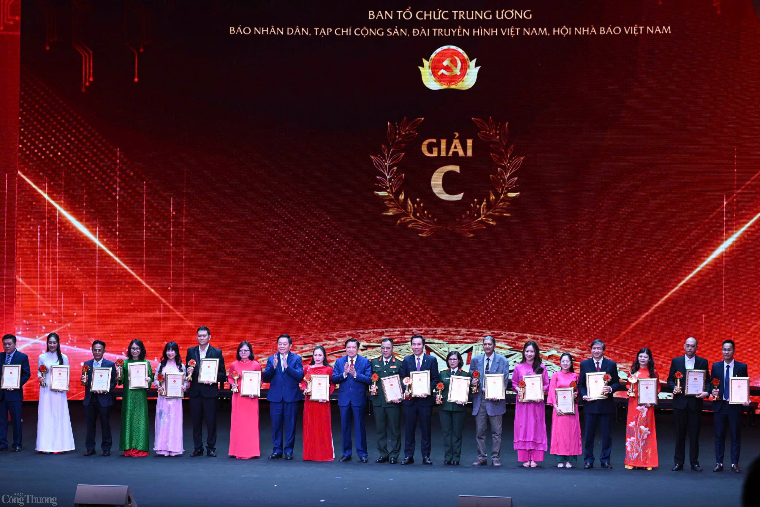 Báo Công Thương đoạt giải Chuyên đề Búa liềm vàng năm 2024 Báo Công Thương đoạt giải Chuyên đề Búa liềm vàng năm 2024