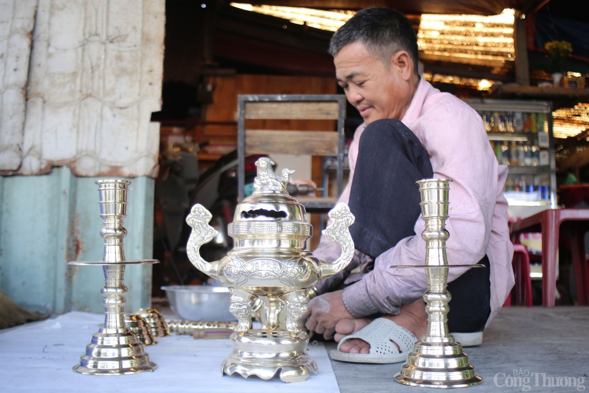 Tùy theo kích thước to nhỏ, số lượng hoa văn trên bề mặt lư đồng mà giá cả dao động từ 200 - 500 nghìn đồng/ bộ Tùy theo kích thước to nhỏ, số lượng hoa văn trên bề mặt lư đồng mà giá cả dao động từ 200 - 500 nghìn đồng/ bộ