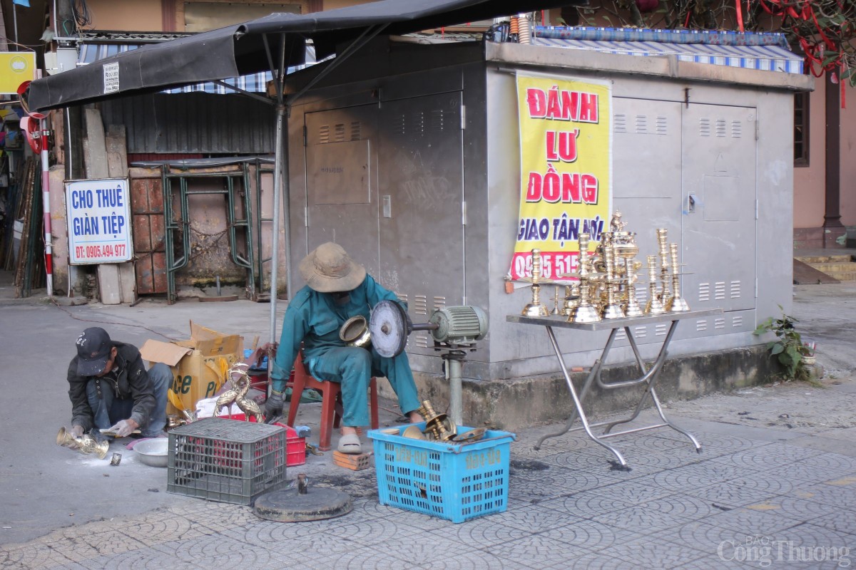 Những ngày cận Tết, trên nhiều đường phố Đà Nẵng, dịch vụ đánh bóng lư đồng bắt đầu nở rộ. Những ngày cận Tết, trên nhiều đường phố Đà Nẵng, dịch vụ đánh bóng lư đồng bắt đầu nở rộ.