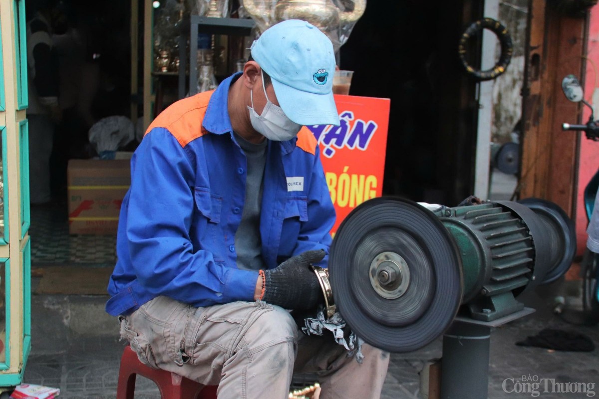 Những người làm thêm nghề tay trái đánh lư đồng, kiếm thêm thu nhập cuối năm Những người làm thêm nghề tay trái đánh lư đồng, kiếm thêm thu nhập cuối năm