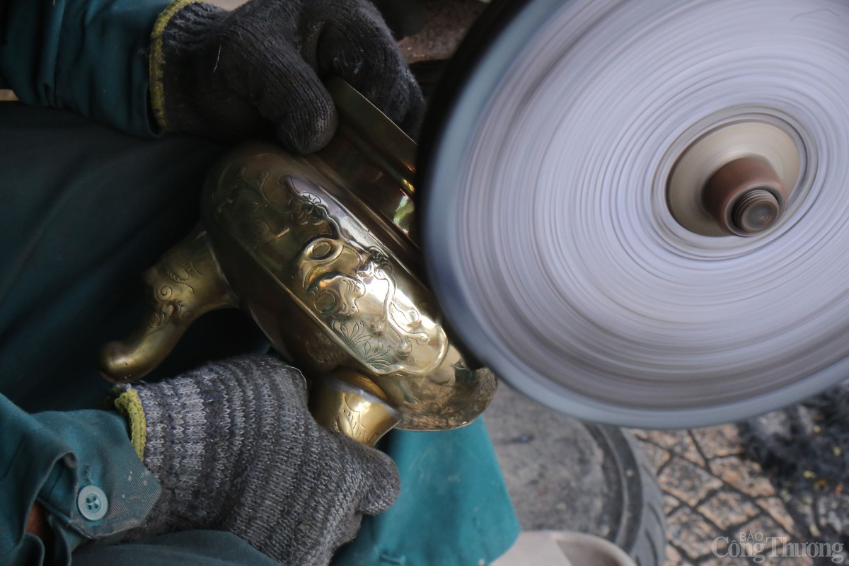 Chiếc máy đánh bóng lư đồng được làm từ một chiếc mô-tơ kèm theo lưỡi chà tự chế Chiếc máy đánh bóng lư đồng được làm từ một chiếc mô-tơ kèm theo lưỡi chà tự chế