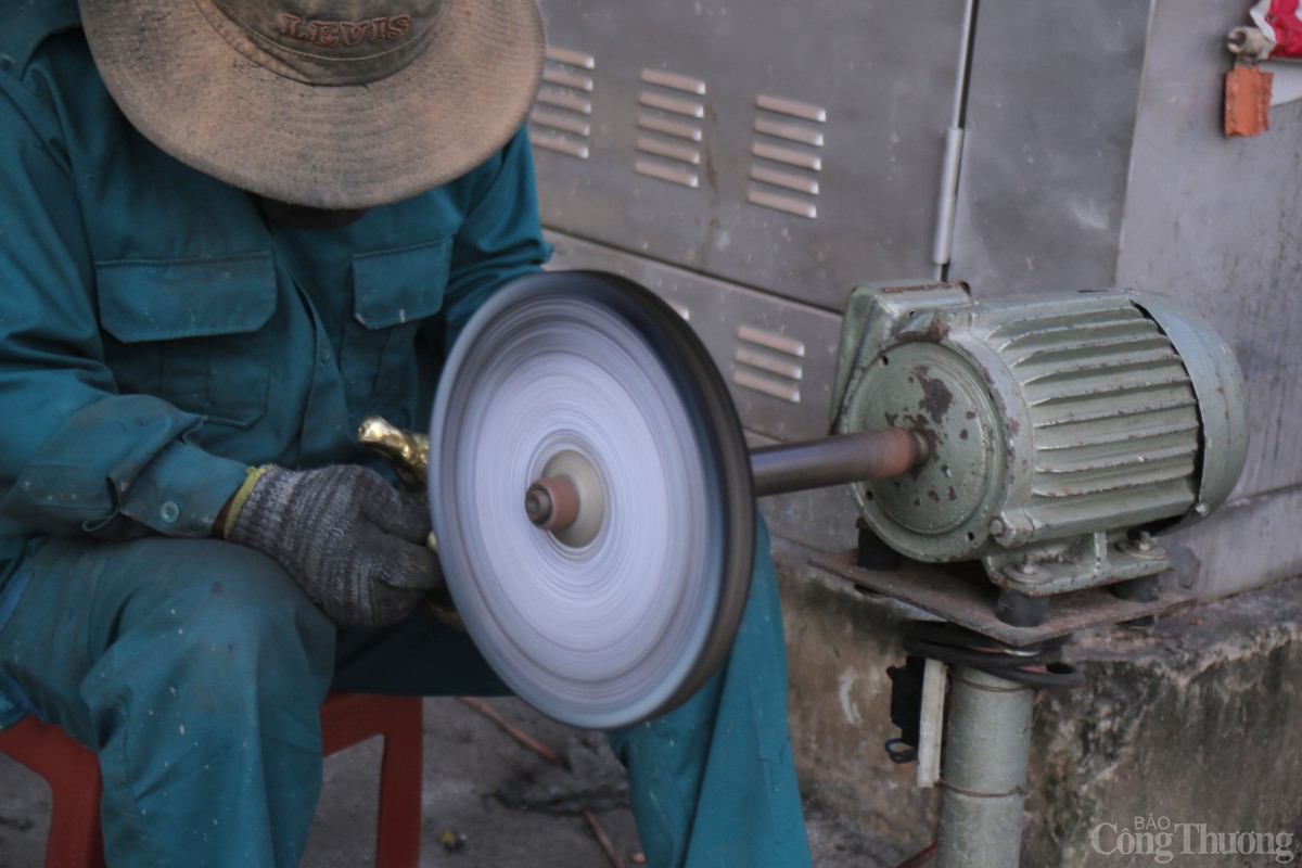 Khi lư đồng được đưa vào máy đánh, người thợ cần di chuyển bề mặt lư thật đều tay để làm sạch bụi bẩn, lớp đồng bị ô-xy hóa Khi lư đồng được đưa vào máy đánh, người thợ cần di chuyển bề mặt lư thật đều tay để làm sạch bụi bẩn, lớp đồng bị ô-xy hóa