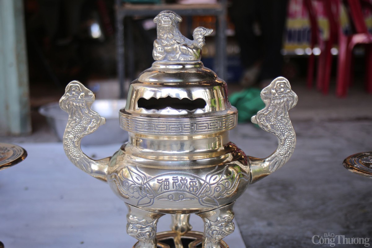 Những chi tiết hoa văn tinh xảo trên lư luôn là thách thức lớn đối với người thợ làm nghề, đòi hỏi sự khéo léo và tỉ mỉ trong từng công đoạn Những chi tiết hoa văn tinh xảo trên lư luôn là thách thức lớn đối với người thợ làm nghề, đòi hỏi sự khéo léo và tỉ mỉ trong từng công đoạn